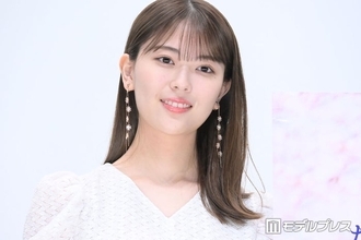 乃木坂46岩本蓮加、ディズニーランド満喫ショットに反響「姿勢面白すぎる」「暗がりでもわかるオーラ」