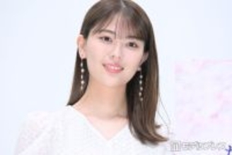 乃木坂46岩本蓮加、ディズニーランド満喫ショットに反響「姿勢面白すぎる」「暗がりでもわかるオーラ」