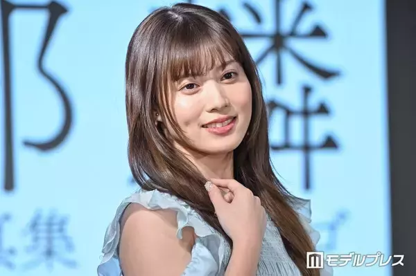 元AKB48メンバー、ミニスカベージュ衣装で美脚披露「春らしくて素敵」「スタイル抜群」の声