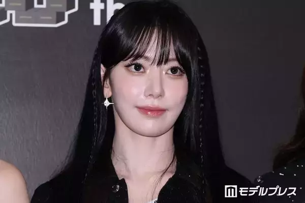 「LE SSERAFIMサクラ、美脚際立つミニワンピ×ジャケットコーデ披露「おしゃれすぎる」「犬の散歩してるだけで絵になる」の声」の画像