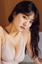 豊田ルナ、大人グラビアで魅了 美ボディ際立つ