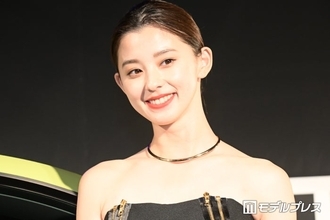朝比奈彩、美脚際立つスリットスカート姿「オーラがすごい」「大人の色気」