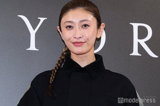 山田優、ミニワンピでまっすぐ美脚披露「圧巻」「スタイル抜群」