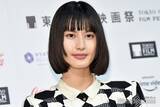 「橋本愛、美デコルテ際立つベアトップ姿披露に視線集中「ため息が出る美しさ」「もはや芸術品」」の画像1