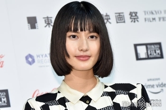 橋本愛、美デコルテ際立つベアトップ姿披露に視線集中「ため息が出る美しさ」「もはや芸術品」