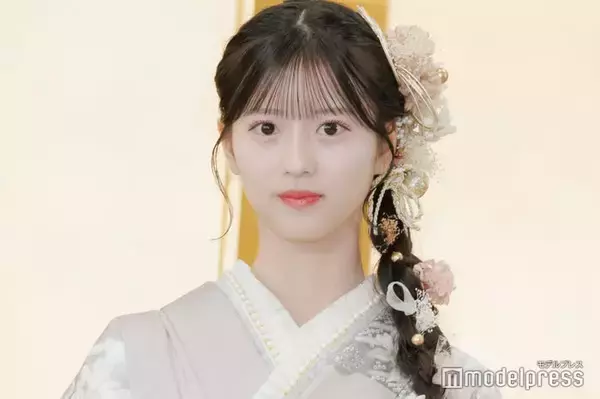 AKB48初“研究生センター”、ミニスカワンピから美脚際立つ「ビジュ優勝」「脚長くて綺麗」の声