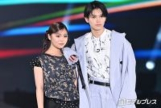 「今日好き」しゅんゆまカップル、クールなスタイリングでウォーキング【ガルアワ2026SS】