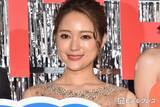 「chay、オフショル衣装姿披露「鎖骨くっきりで綺麗」「透明感が引き立ってる」と反響」の画像1