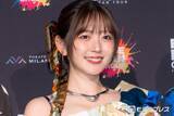 「鈴木愛理、美脚際立つ着物アレンジドレスで登場 プレスショーで“ハプニング”も「忘れちゃった」」の画像1