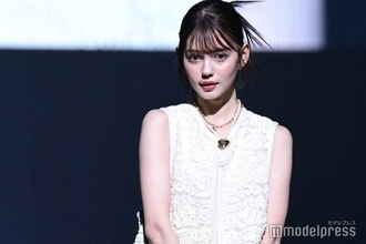 理科大卒モデル村上愛花、美脚際立つミニボトム＋透けタイツ姿に「カッコ可愛い」「脚長すぎ」の声