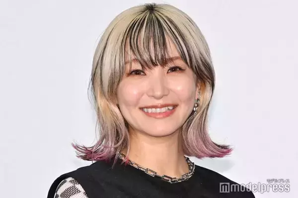 LiSA、ニーハイ網ソックス×ミニスカ衣装で美脚披露「クールでお洒落」「スタイル抜群」の声