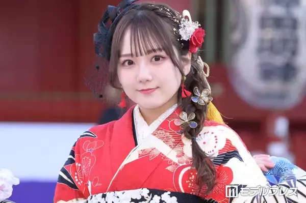 AKB48卒業発表の田口愛佳、美肩チラリのフリル衣装姿「お人形さんみたい」「ますます美しく」の声