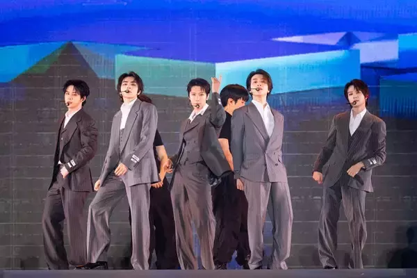 WayV、全員スーツ×メガネで色気放出 テンは愛嬌溢れる自己紹介「天才猫ちゃん」【SMTOWN LIVE 2025-26 in FUKUOKA】