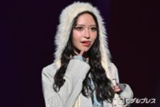 美人YouTuber、透け感タイツ×ショート丈ボトムスで美脚披露「オーラが凄い」「スタイルが神」の声