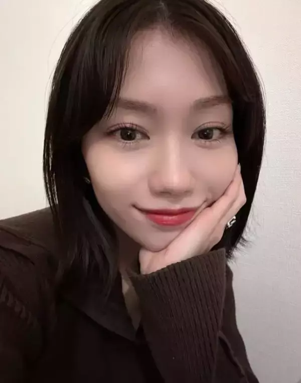 元AKB48メンバー、美脚透けるノースリワンピ姿に反響「黒が大人っぽくて素敵」「腰の位置が高くて神スタイル」
