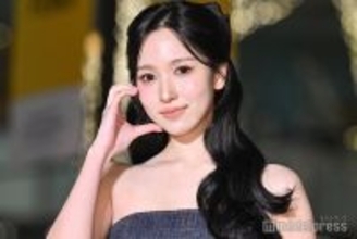 TWICEミナ、“超ミニ”ビスチェドレス姿で表参道降臨 ホリデーの予定は？