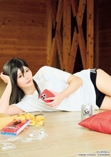 「オオカミちゃんくん」高鶴桃羽、人気漫画「妹は知っている」コラボグラビアで“三木美貴”完全再現 美ボディ披露