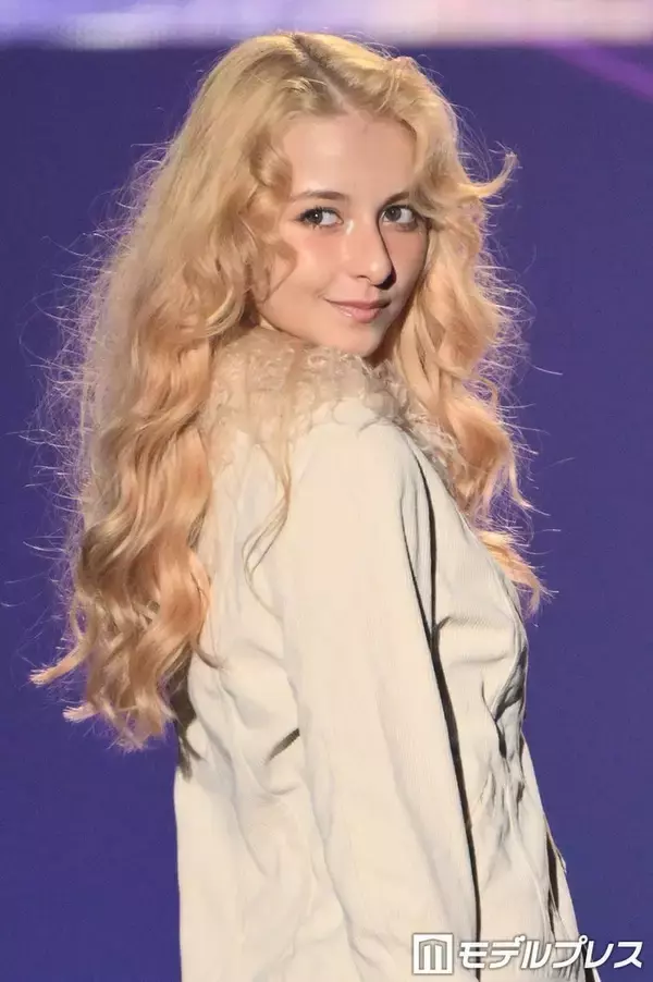 中島健人の妹役で話題の嵐莉菜、ハイトーンヘアに「お人形さんみたい」「異次元」と絶賛の声【TGC松山2026】