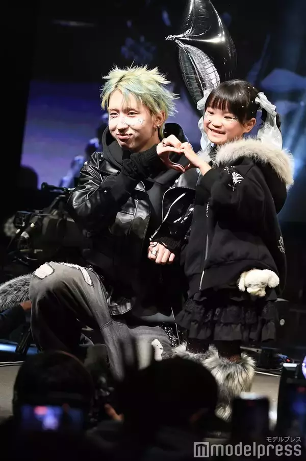 「今日好き」MON7A（もんた）＆“ののちゃん” 村方乃々佳、手繋ぎランウェイに反響相次ぐ「まさかの組み合わせ」「気遣いかっこよすぎ」 【学生ランウェイ】