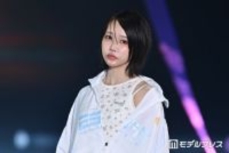 あの、流し前髪で雰囲気ガラリ 圧巻美脚際立つミニ丈コーデに「小顔際立つ」「何頭身？」と注目集まる【ガルアワ2026SS】