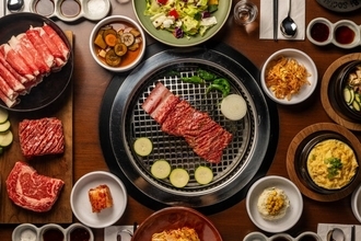韓国発焼肉ブランド「KALBI SOCIAL CLUB」日本初上陸 漬けカルビや“振るキムチ”など提供