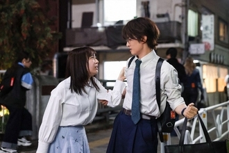 【いろはの恋は時代をかける 第1話】小学校教師・彩葉（上白石萌音）＆生琉（向井康二）、2人の運命が動き出す