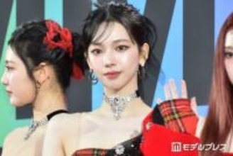 aespaカリナ、ほっそり美脚輝くモノトーンコーデに熱視線「美しさが異次元」「メットガラ出るのかな？」