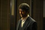 「「VIVANT」野崎（阿部寛）が向き合っている人物とは 第15話場面写真1カット先行解禁」の画像1