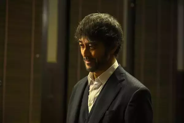 「VIVANT」野崎（阿部寛）が向き合っている人物とは 第15話場面写真1カット先行解禁