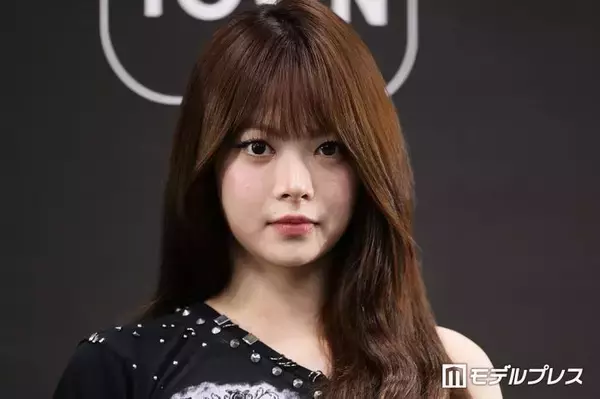 LE SSERAFIMウンチェ、チューブトップ×ショーパンで圧巻スタイル披露「腹筋が綺麗すぎる」「美脚に釘付け」と反響