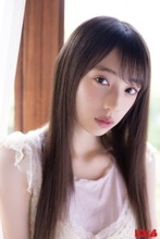 乃木坂46矢田萌華、真っ白ニットワンピ姿で“人生初”クリスマスツリー飾り付け「ボム」初表紙【独占カットあり】