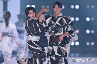 「今日好き」今井暖大＆榎田一王（いおう）、浴衣姿でペアランウェイ 腕にぶら下がり観客沸かす【関コレ2026S/S】