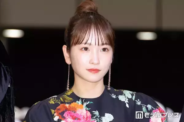 川栄李奈、元AKB48メンバーとのお揃いキャミソール姿に反響「鎖骨くっきりで綺麗」「揃ってスタイル抜群」