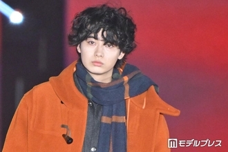 豊田裕大、マフラー纏った王道冬コーデ着こなしクールに魅せる「彼氏感すごい」「パーマ似合ってる」と反響【ガルアワ2026A/W】