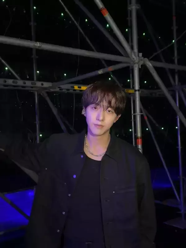 CNBLUEイ・ジョンシン、六本木でのプライベートショット公開「イルミネーションより輝いてる」「かっこよすぎ」と話題