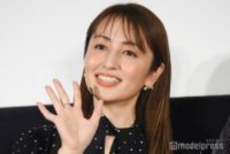矢田亜希子、ノースリーブベストで素肌際立つ「上級者コーデ」「大人カジュアル素敵」と反響