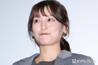 森高愛、ミニスカ着こなす街角ショットで美脚スラリ「スタイル異次元」「理想的」と反響