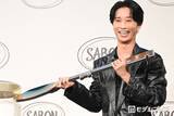 「SixTONES田中樹、黒髪イメチェンで印象ガラリ 会見中に衣装チェンジで“オフ”姿も披露」の画像1