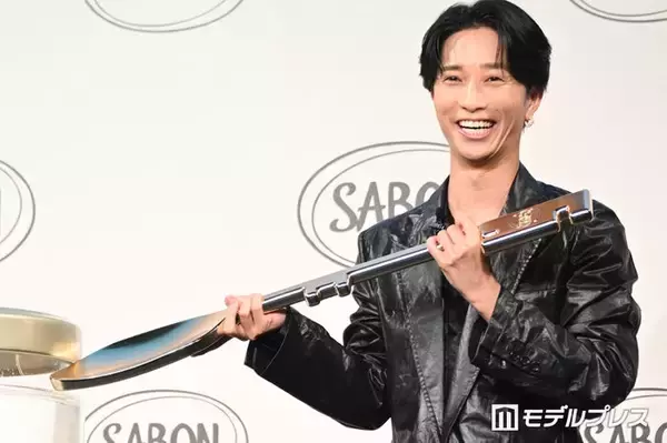SixTONES田中樹、黒髪イメチェンで印象ガラリ 会見中に衣装チェンジで“オフ”姿も披露
