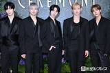 「TXT、ファン待望の「マツケンサンバⅡ」カバーが話題「疲れが吹っ飛ぶ景気の良さ」「スーパーテヒョンタイム最高」」の画像1