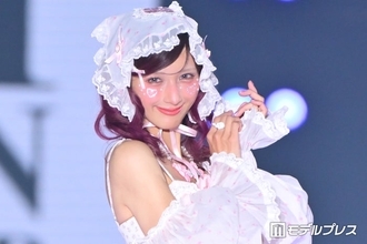 しなこ、ヘッドドレス×頬のハートがキュート「パフォーマンスと対照的」「透明感すごい」と反響【関コレ2026A/W】