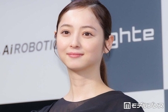 佐々木希、ミニスカ制服姿に絶賛の声「似合いすぎてる」「清楚な雰囲気が素敵」