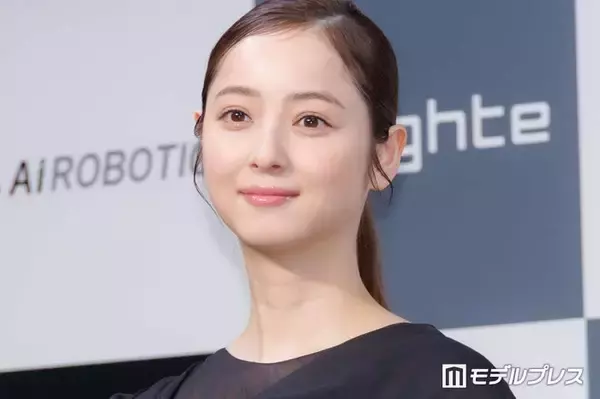 佐々木希、ミニスカ制服姿に絶賛の声「似合いすぎてる」「清楚な雰囲気が素敵」