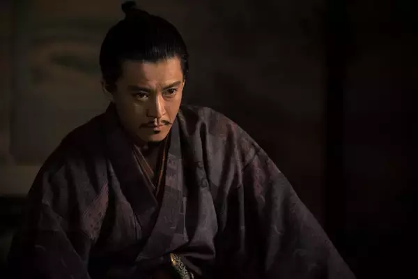 大河「豊臣兄弟！」信長役・小栗旬、平手打ち・ドロップキック…迫力アクションに視聴者震撼「まるでクローズZERO」「怖すぎる」