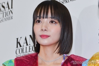 岡田紗佳、“超ミニ丈”で美脚スラリ「セクシー」「眩しい」と反響