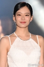 なごみ、美デコルテ際立つ白ドレスで魅了 洗練された大人の色気放つ【TGC新潟2026】