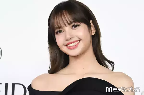 BLACKPINKリサ、美脚＆ウエスト際立つ“超ミニ”ユニフォーム風コーデ披露「異次元のスタイル」「脚の長さレベチ」と反響