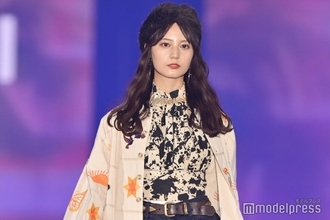 日向坂46小坂菜緒、個性派コーデ着こなし堂々ランウェイ【ガルアワ2025AW】