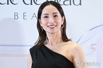 真飛聖「パンチくんからの〜」ディズニー満喫ショット公開「どの角度でも絵になる」「カジュアルなスタイルも素敵」と反響