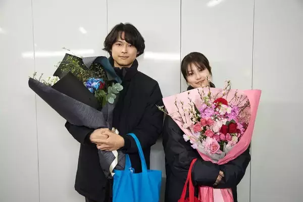 SixTONES松村北斗＆今田美桜ら、豪華キャストがクランクアップ 花束手に持ち晴れやかな表情【映画「白鳥とコウモリ」】